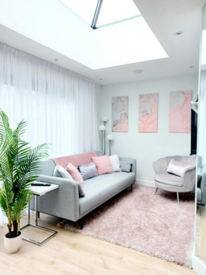 'The Limes' - Air-Con Two Double Bedroom Holiday House with Private Garden